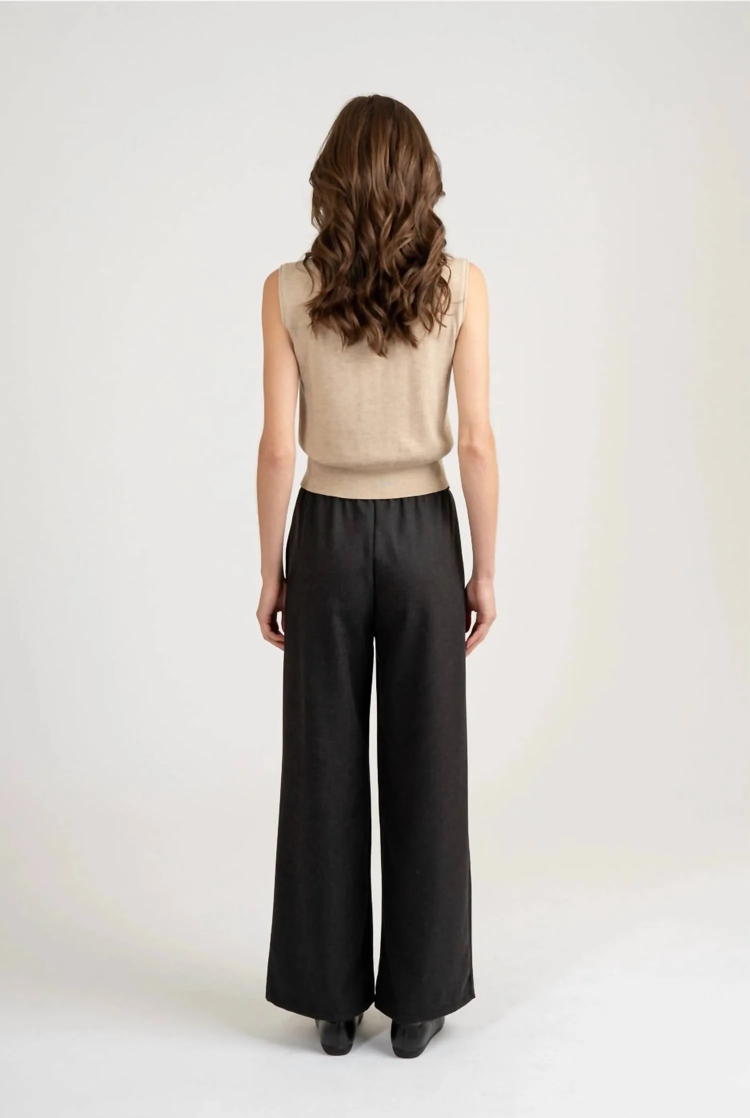 Crew Neck Fitted Knit Vest In Taupe