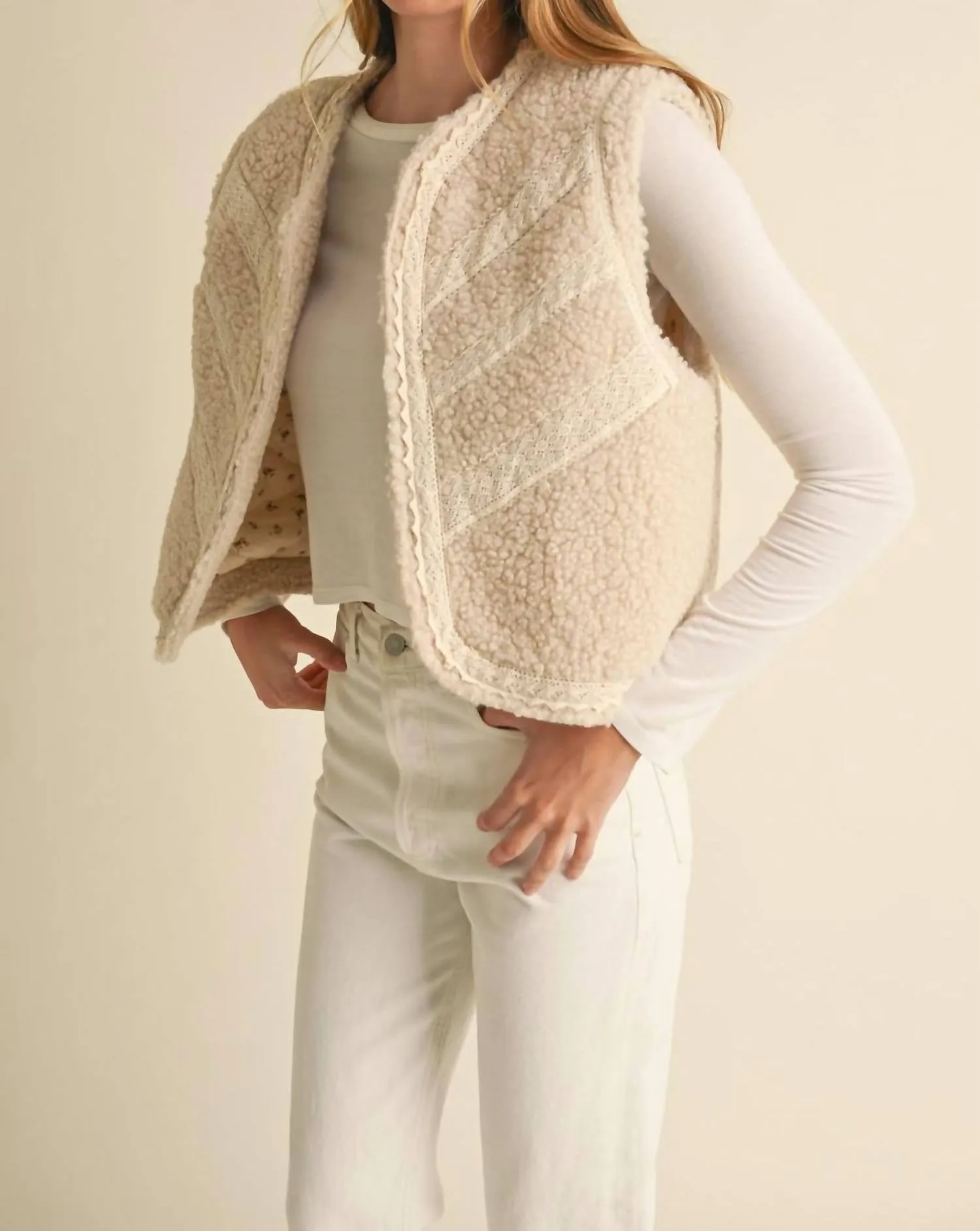 Lace Trim Sherling Vest In Beige