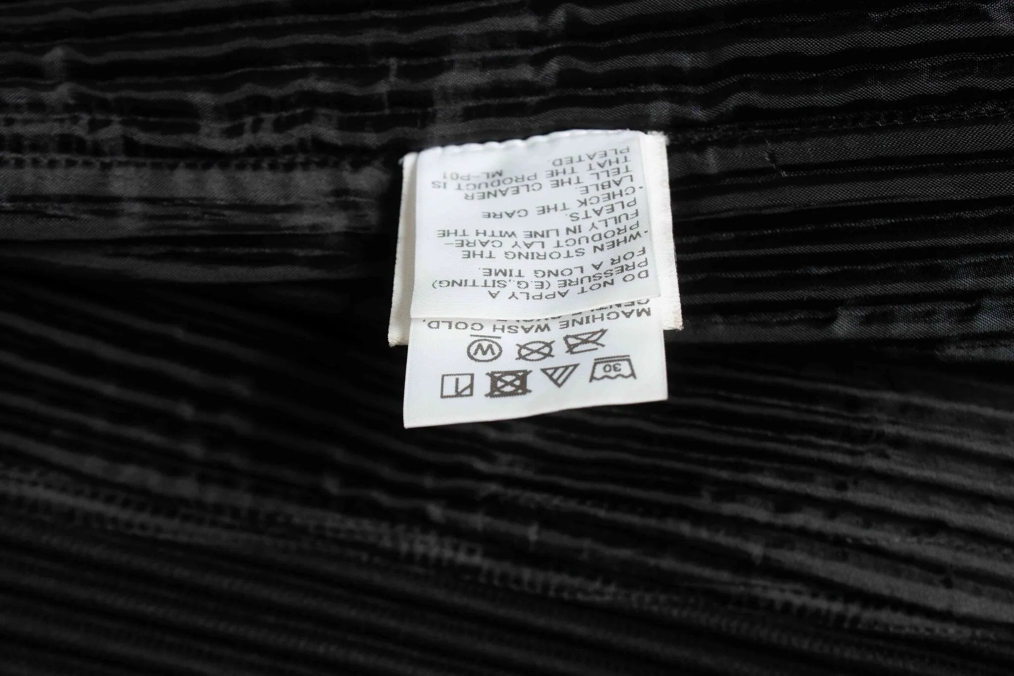 pleated blazer in black