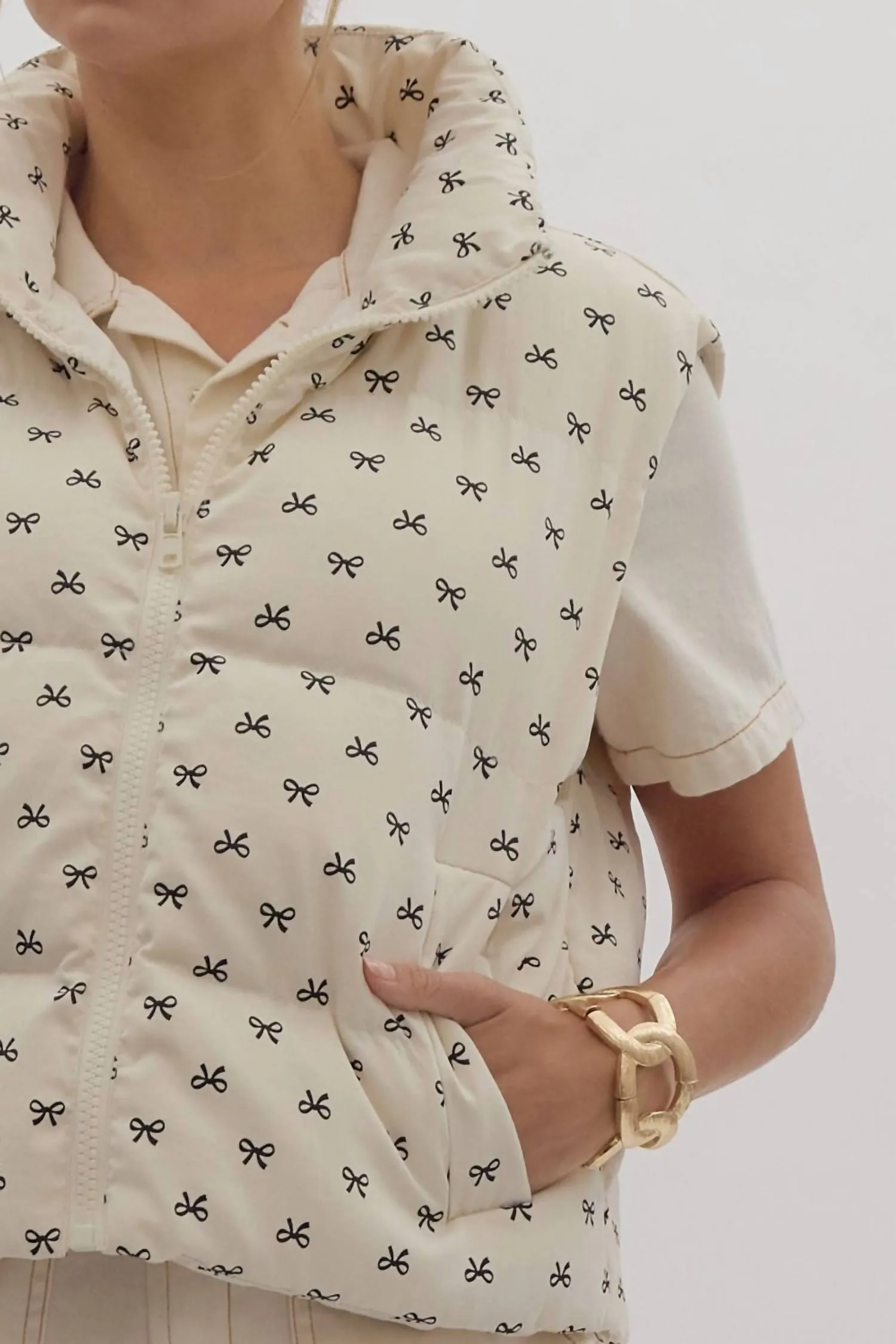 Sittin' Pretty Bow Puffer Vest In Cream