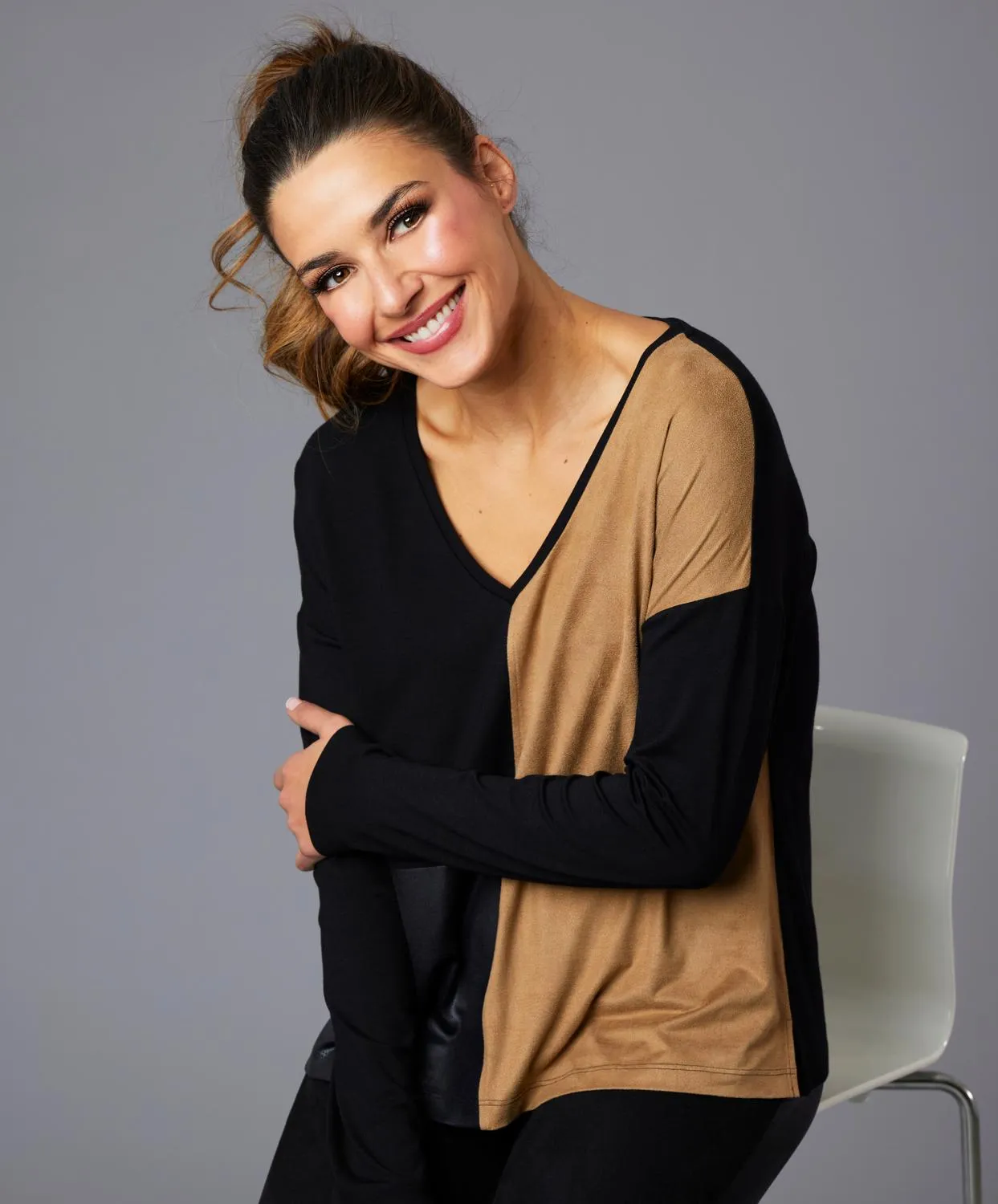 Two Tone V-Neck Top In Black/sand